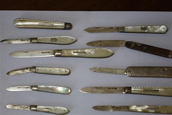 A collection of twenty four assorted 19th century and later silver pocket or fruit knives and a pair of scissors.